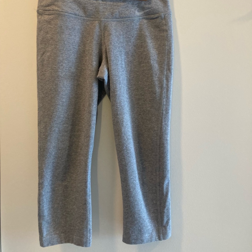XS Nike cropped work out pants.